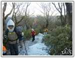 山頂付近の登山道には雪が残っていました