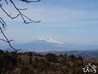 振り返ると遠くに富士山。