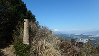 まずは一座目の山頂「城山」