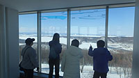 展望台から見下ろす雪と氷の白い大地