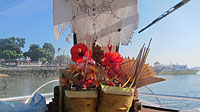 ヌサペニダ行きのスピードボートにもお祈りのお花が。