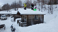 雪国体験、まずはバンガロー屋根の雪下ろし