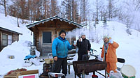 雪中BBQ、薪ストーブの周りで乾杯！