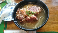 ランチはソーキそば（沖縄そばの骨付き肉のせ